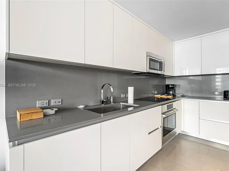 88 SW 7th St #1006 — Photo 3