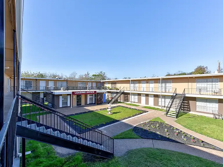 Schroeder Apartments — Photo 14