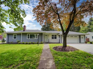 2 Stoneleigh Ct, Rochester, NY 14618