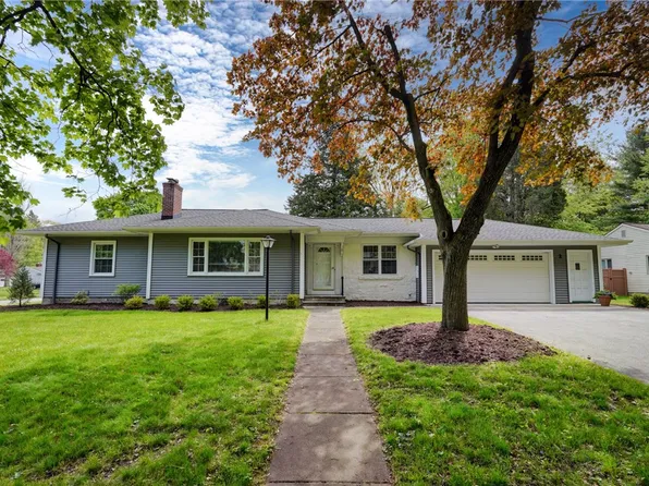 2 Stoneleigh Ct, Rochester, NY 14618