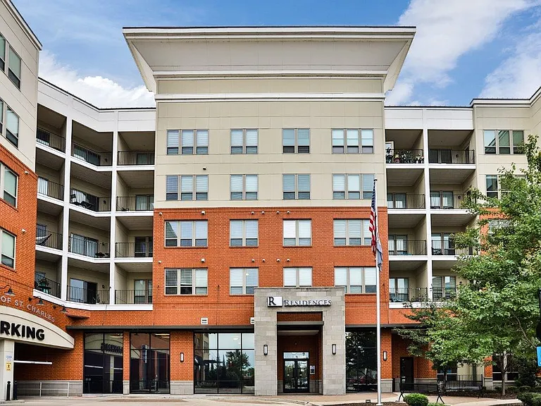 Residences at The Streets of St. Charles Apartment Homes — Photo 20