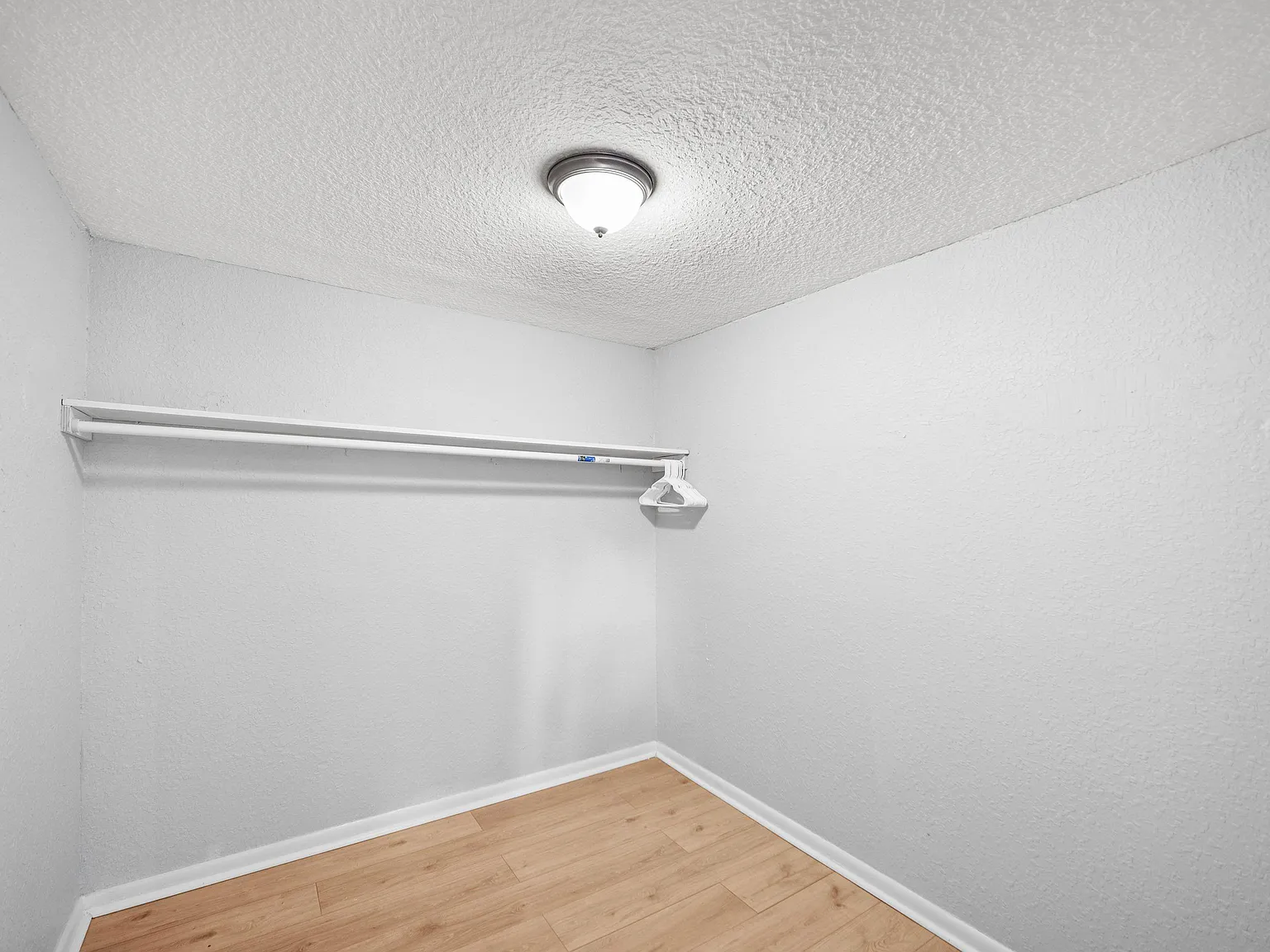 4 bed, 2.0 bath, 1617 sqft, $892 — Photo 2