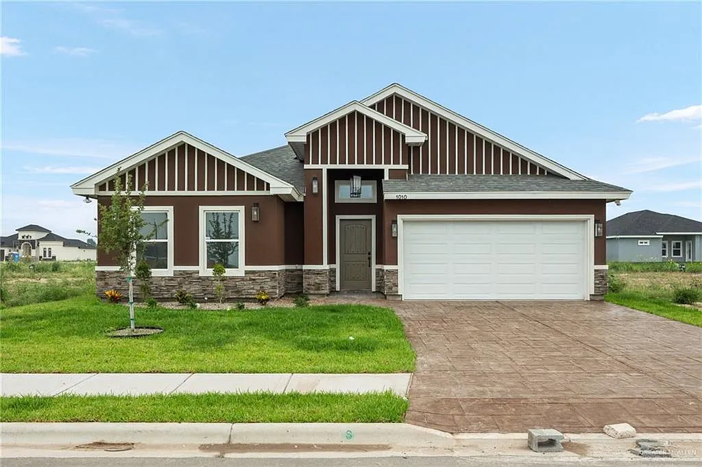 3 bed, 2.0 bath, 1737 sqft, $2,300 — Photo 1