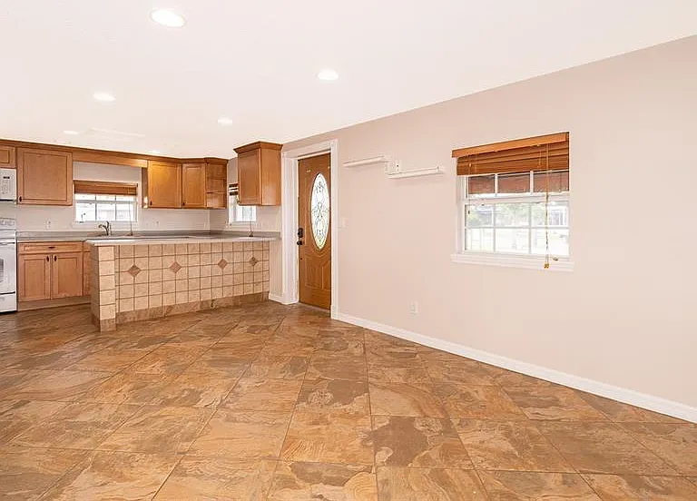 533 West Ave — Photo 3