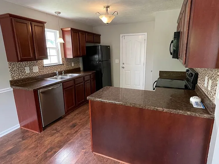 617 Niagra Ln — Photo 2