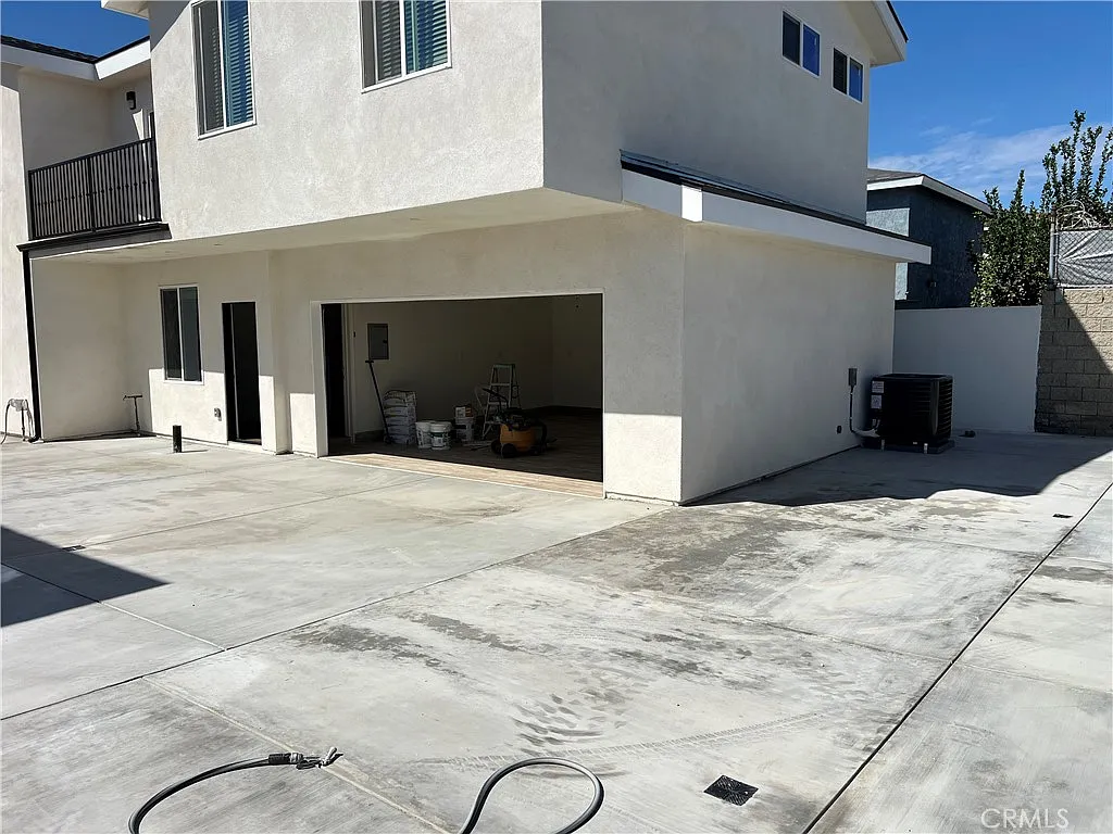 3 bed, 2.5 bath, 999 sqft, $3,800 — Photo 2
