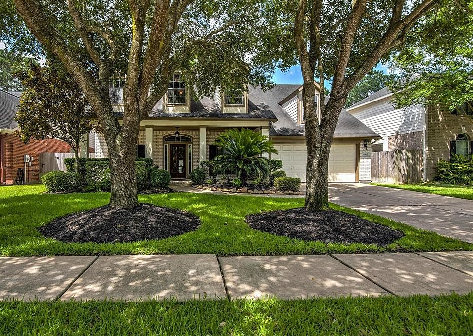 Welcome to 15819 Augustin Landing! Nicely landscaped and great front porch.