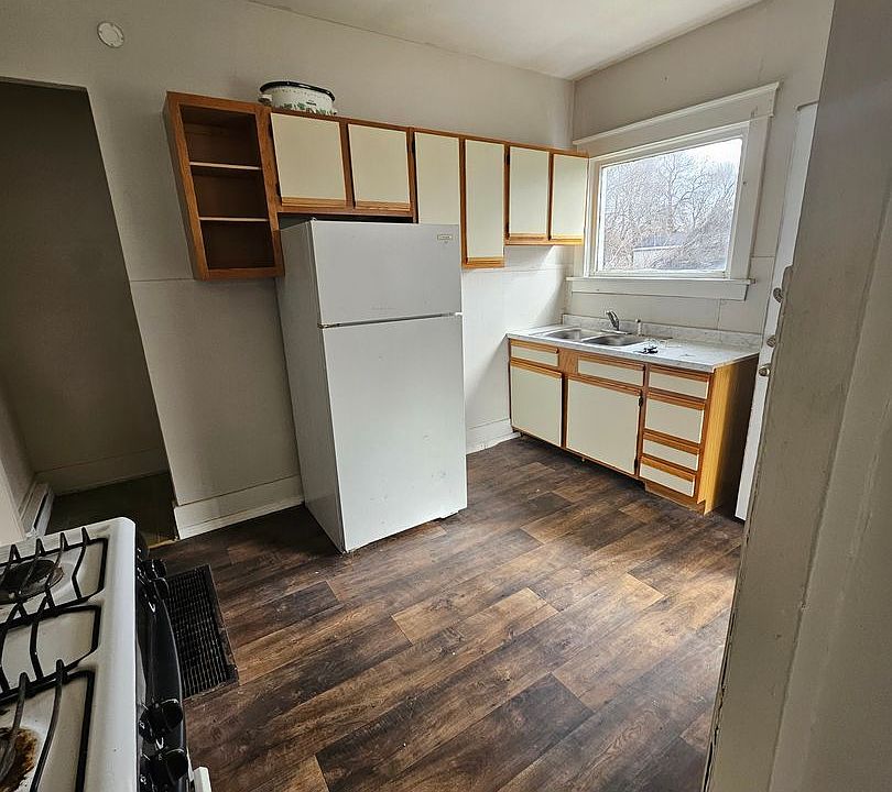 1st image of 810 E 21st St