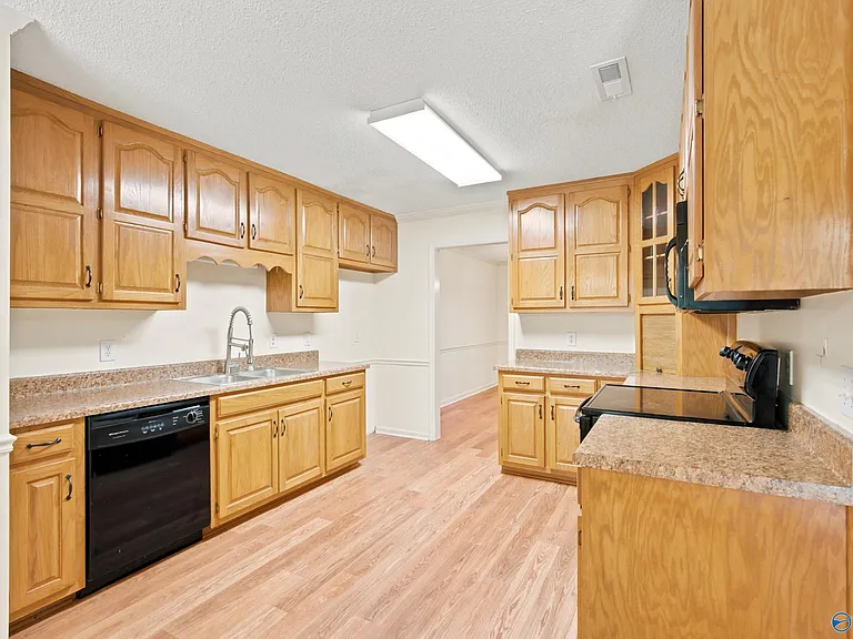 135 Castleton Dr — Photo 8