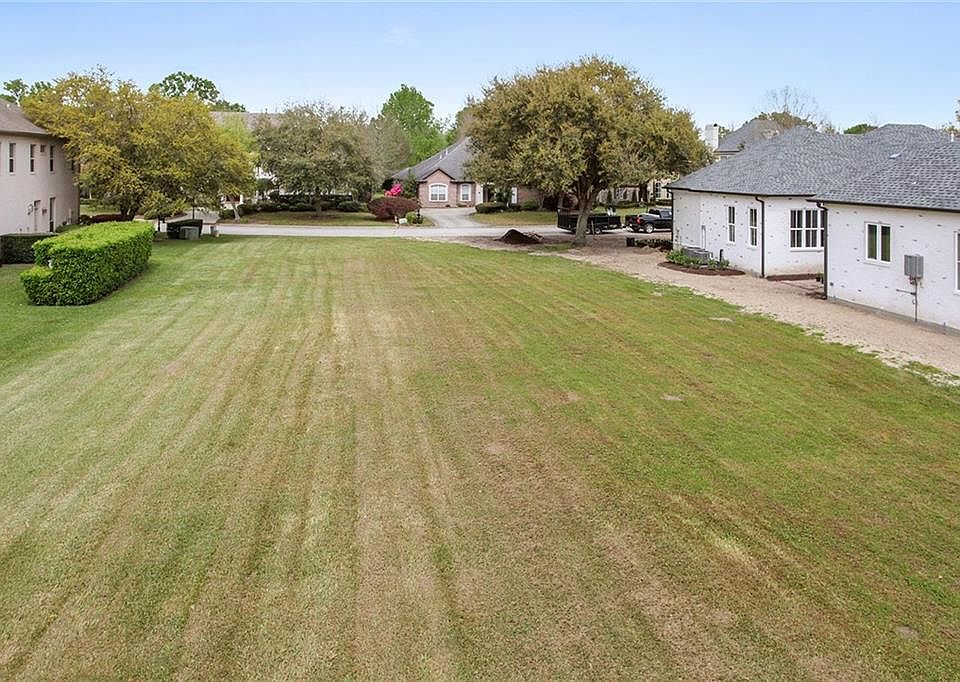 1st image of 19 Fairway Oaks Dr