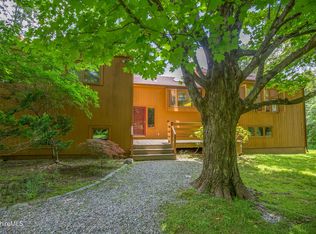2 Lake Dr, Stockbridge, MA 01262
