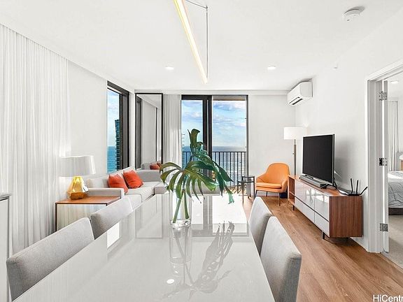 4th image of 987 Queen St #3602