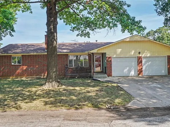 305 E Monroe St, Garnett, KS 66032