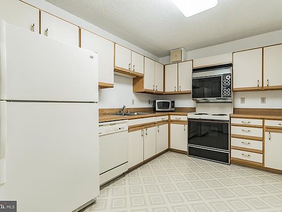 3rd image of 15101 Interlachen Dr #1-509