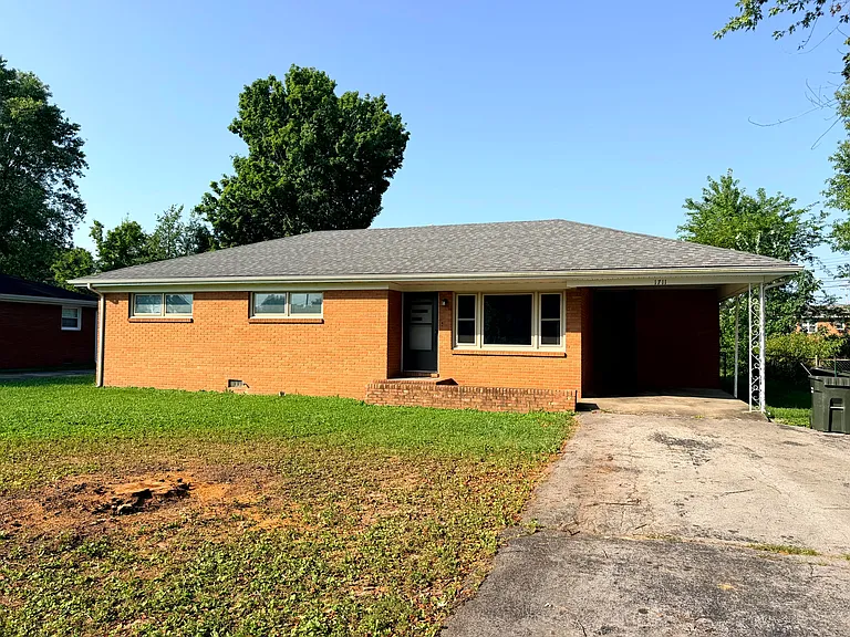 1711 Clarence Dr — Photo 1