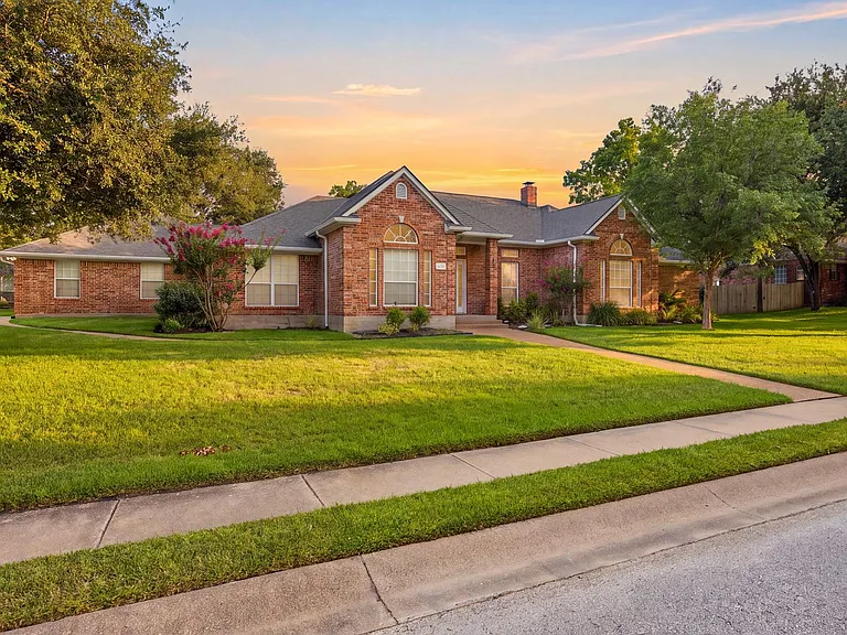 905 Winged Foot Dr — Photo 1