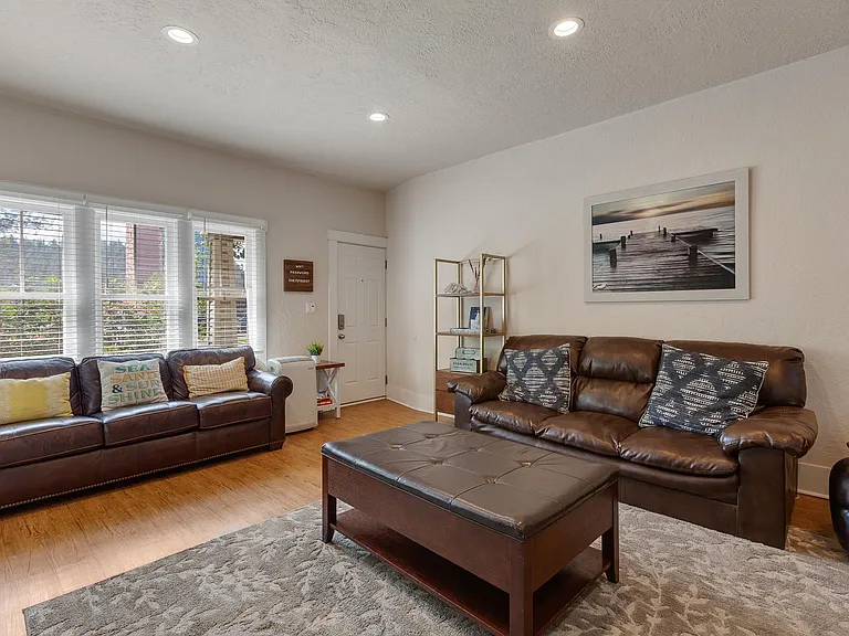 717 E Lakeside Ave — Photo 4