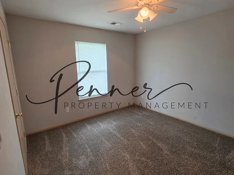 209 NW Woodbury Dr — Photo 8