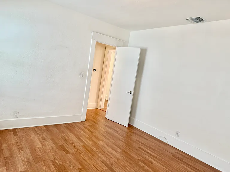 433 Palm Dr — Photo 15
