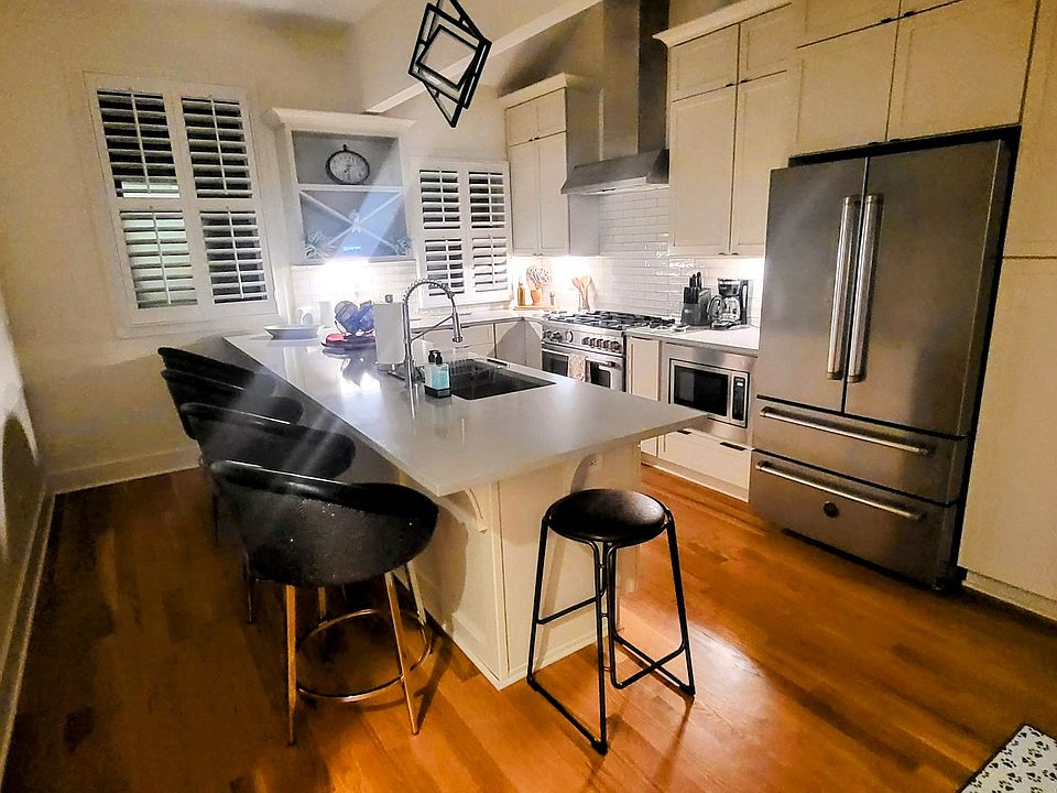 Fully equipped gourmet kitchen w skylight