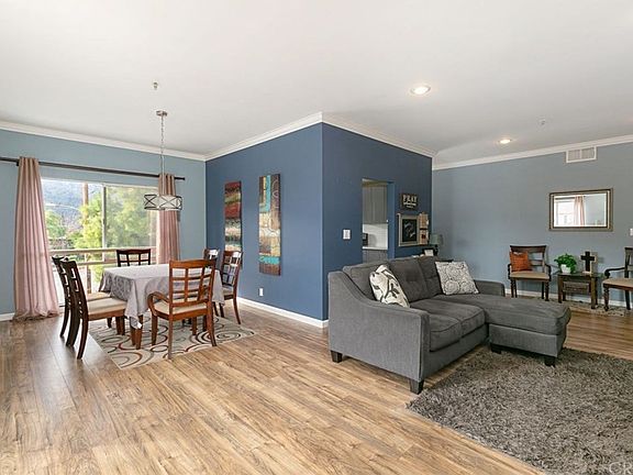 2nd image of 2915 Montrose Ave APT 426