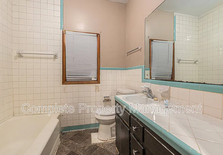 104 Henley St — Photo 9