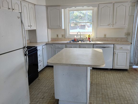 2nd image of 115 Center Rd