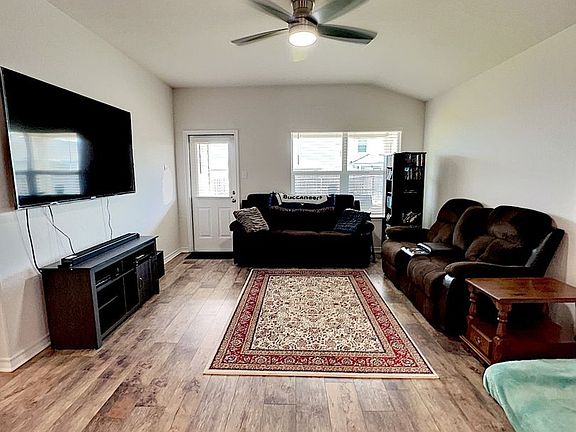 4th image of 932 Brown Thrasher