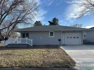 101 W Cleveland St, Holstein, IA 51025