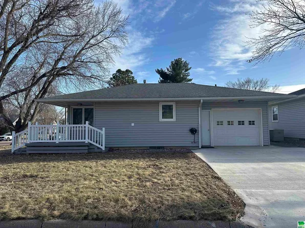 101 W Cleveland St, Holstein, IA 51025