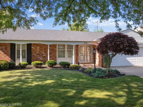 713 Moorland Dr, Grosse Pointe Woods, MI 48236