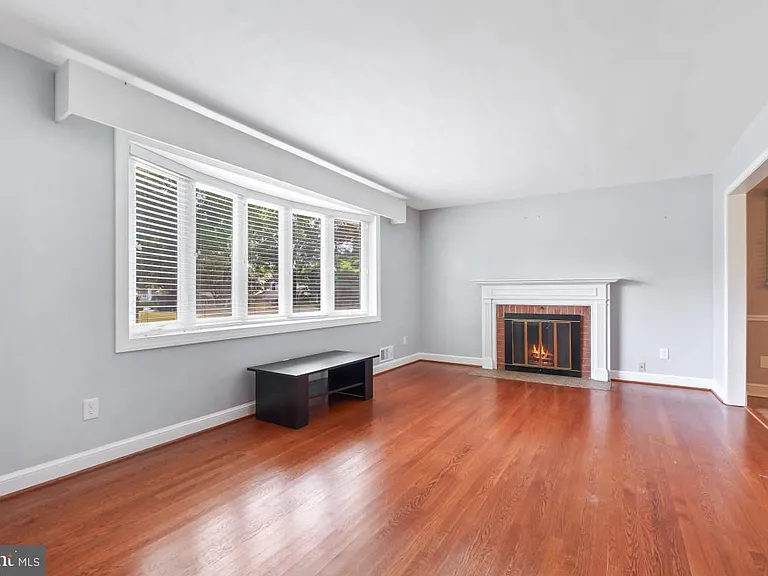 500 Derrydown Ln — Photo 4