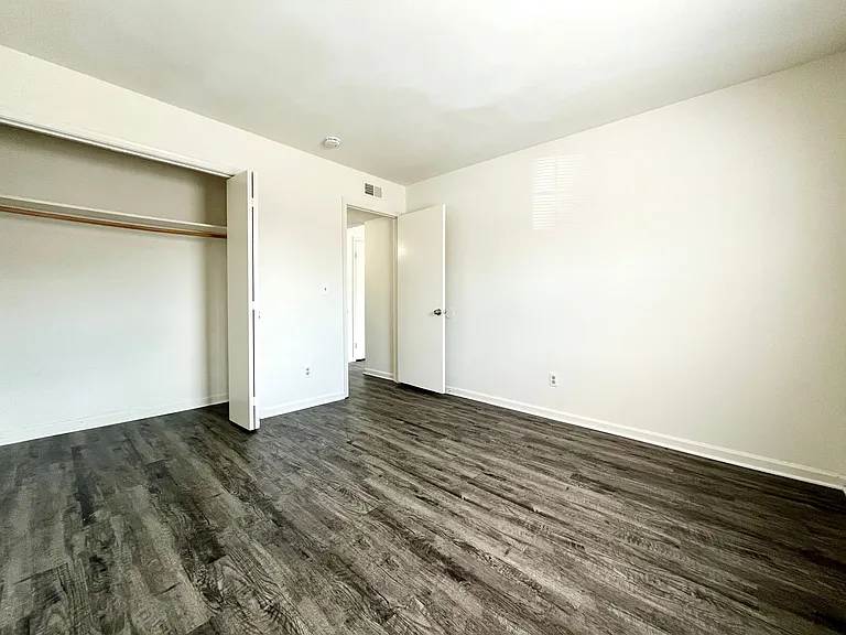 Collinwood Apartments — Photo 20
