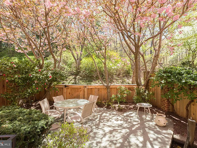 4062 Mansion Dr NW — Photo 5