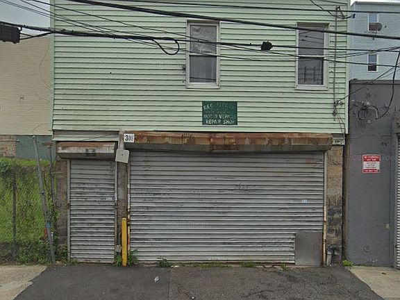 3rd image of 216 Elm St