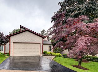 8426 Hollis Ln, Vienna, VA 22182