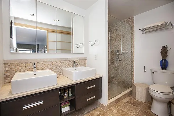 Sold by Qwest Residential Downtown LLC | media 20