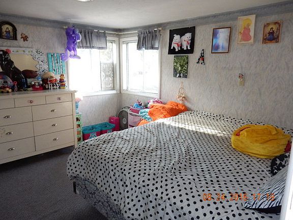 3rd image of 721 N Saturn Ave