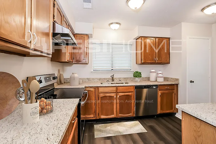 2400 Redbrook Ct — Photo 3