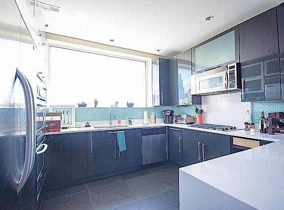 4th image of 916 W Hubbard St #304