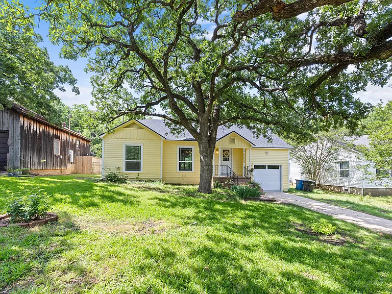 46 Vaughn Dr — Photo 1
