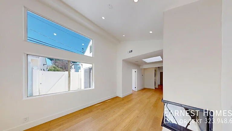 15242 Morrison St — Photo 4