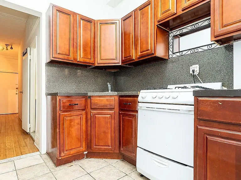 1359 Hancock St #1R — Photo 6