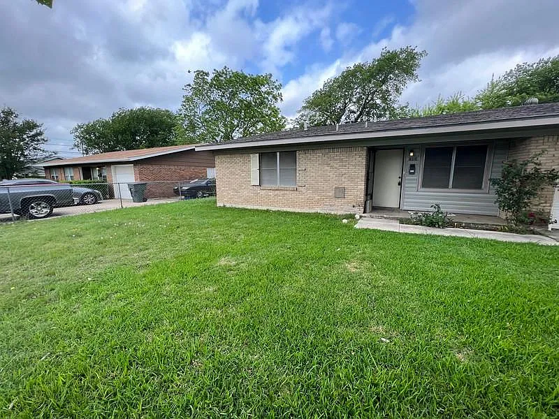 1005 Cedar — Photo 2