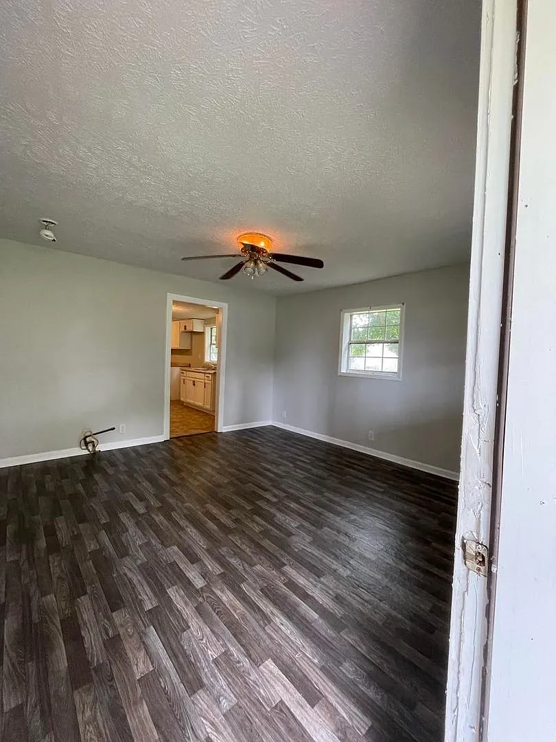 3 Bedroom/1 Bath home with large yard — Photo 2