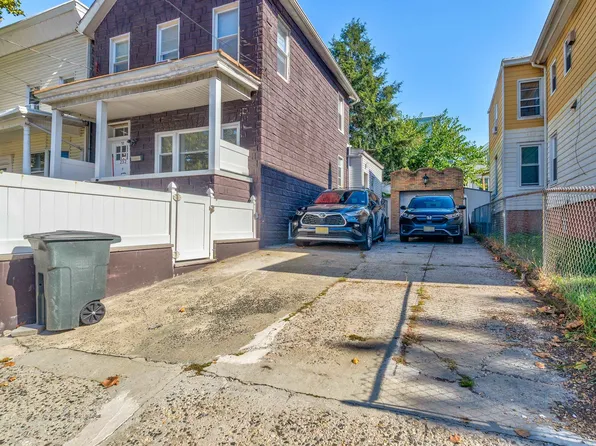 232 Pearsall Avenue image 3 of 20