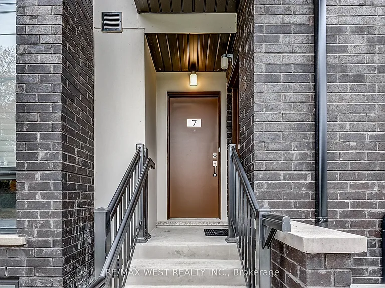 24 Fieldway Rd #Townhouse 7 — Photo 4