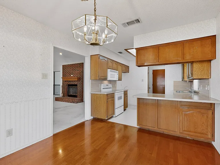 7517 Crosstimbers Ln — Photo 10