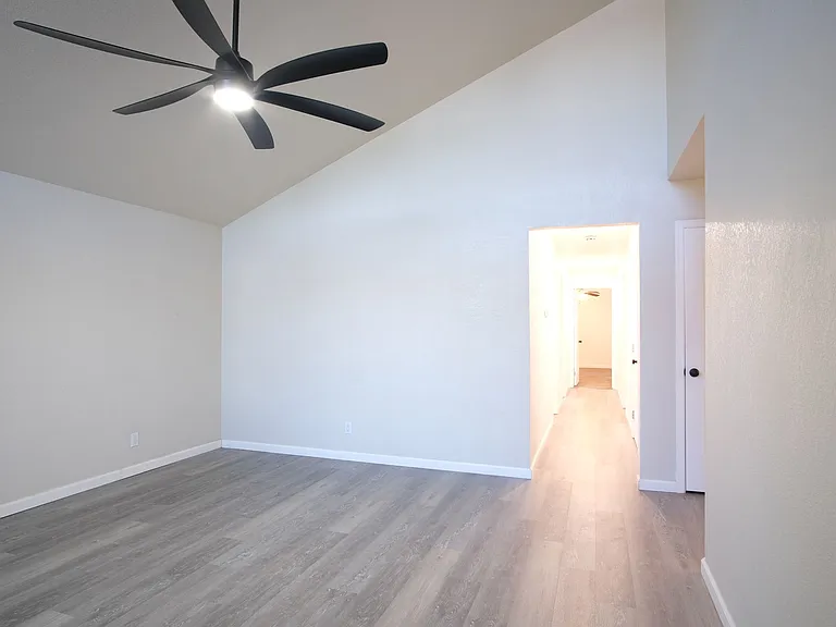 1058 Locust Ave — Photo 5