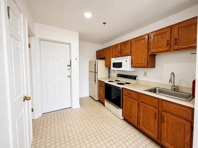 2 E Washington Ave #4B — Photo 5